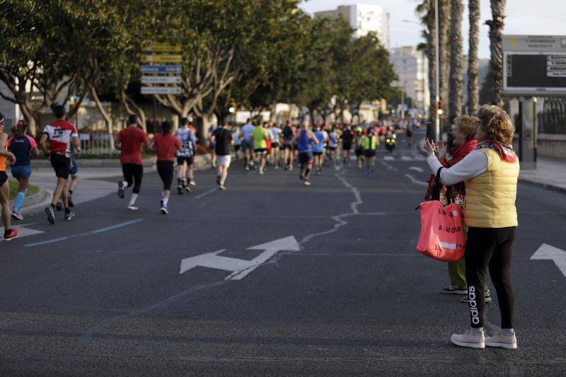 Unos 5.000 corredores participan en la novena edición de esta competición que este año tiene como novedad una prueba de 21 kilómetros