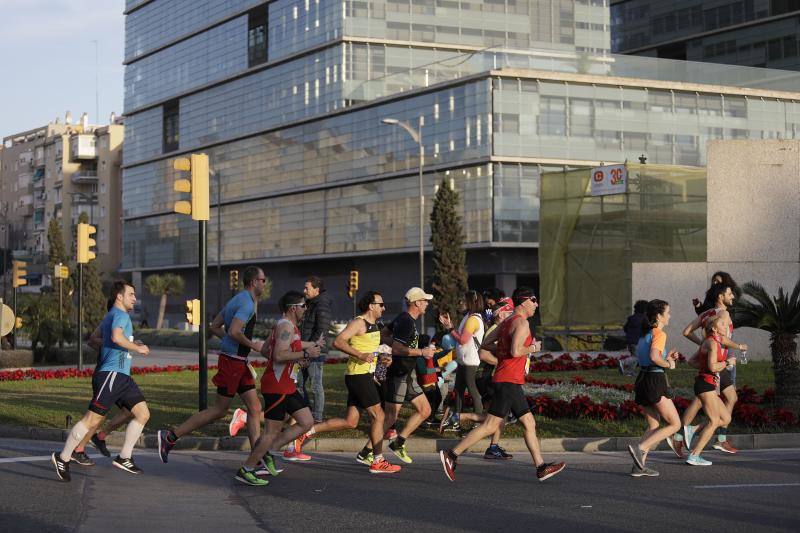 Unos 5.000 corredores participan en la novena edición de esta competición que este año tiene como novedad una prueba de 21 kilómetros