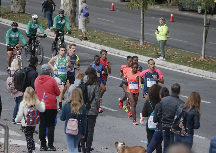 Unos 5.000 corredores participan en la novena edición de esta competición que este año tiene como novedad una prueba de 21 kilómetros