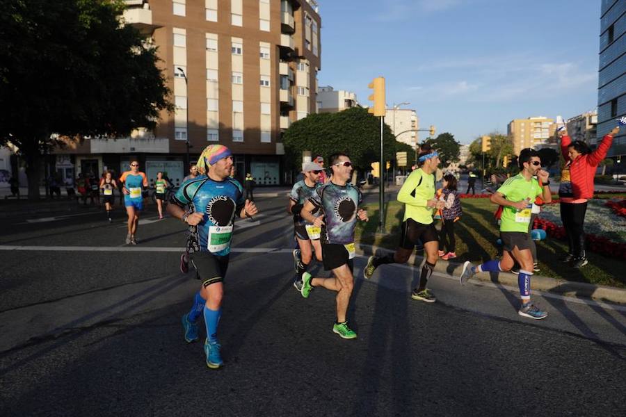 Unos 5.000 corredores participan en la novena edición de esta competición que este año tiene como novedad una prueba de 21 kilómetros