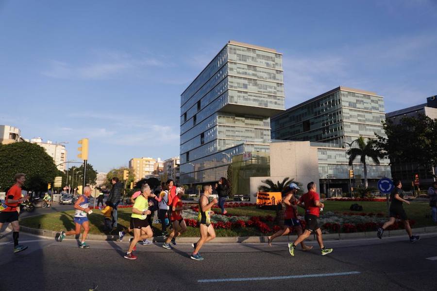 Unos 5.000 corredores participan en la novena edición de esta competición que este año tiene como novedad una prueba de 21 kilómetros