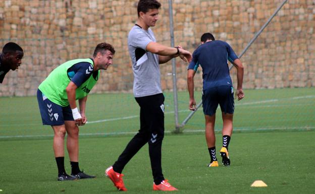 Padilla mira su reloj en un entreno del Marbella. 