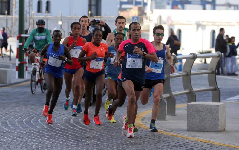 Unos 5.000 corredores participan en la novena edición de esta competición que este año tiene como novedad una prueba de 21 kilómetros