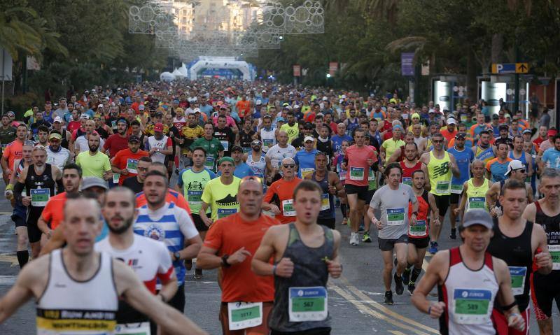 Unos 5.000 corredores participan en la novena edición de esta competición que este año tiene como novedad una prueba de 21 kilómetros