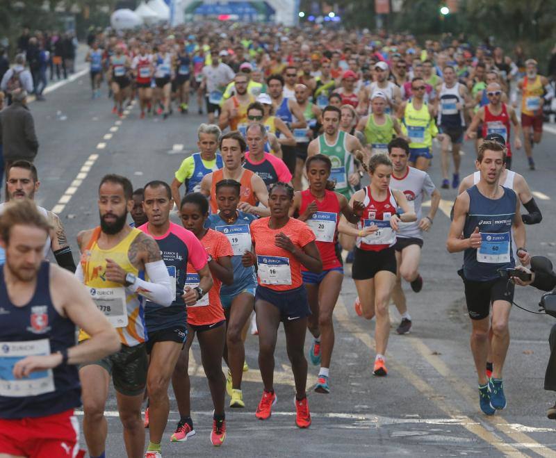Unos 5.000 corredores participan en la novena edición de esta competición que este año tiene como novedad una prueba de 21 kilómetros