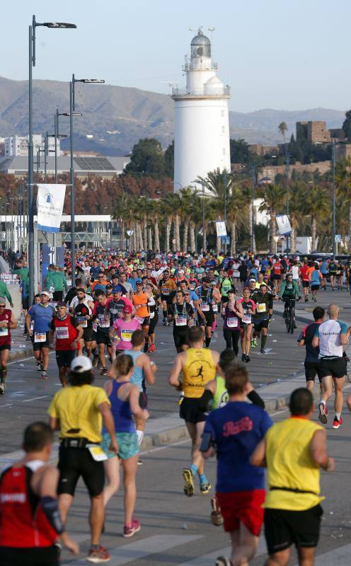 Unos 5.000 corredores participan en la novena edición de esta competición que este año tiene como novedad una prueba de 21 kilómetros