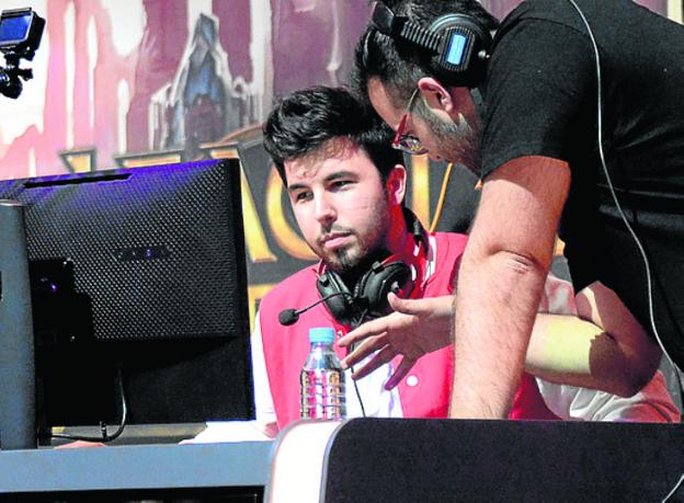 Ibai Llanos y Ander Cortés, en acción, y Willyrex en su puesto de juego. :: f. gómez y koldo larrea