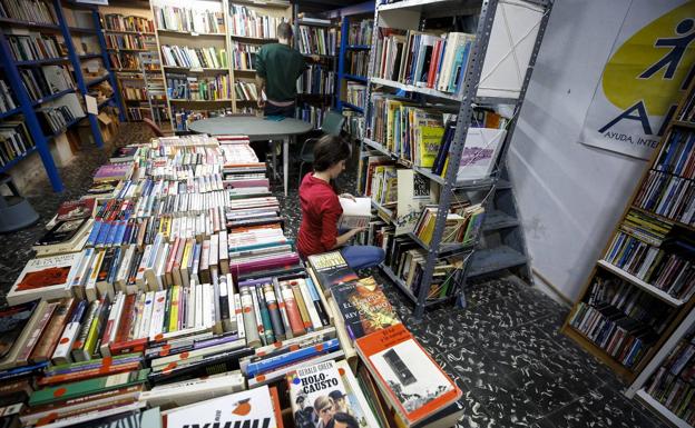 El interior de una de las dos librerías solidarias que Aida tiene en Valencia.