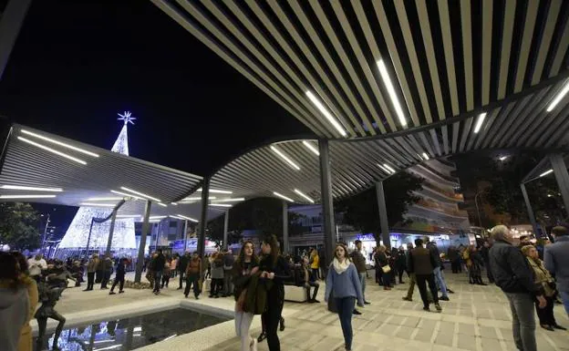 La plaza Costa del Sol fue abierta el viernes con motivo del alumbrado navideño. 