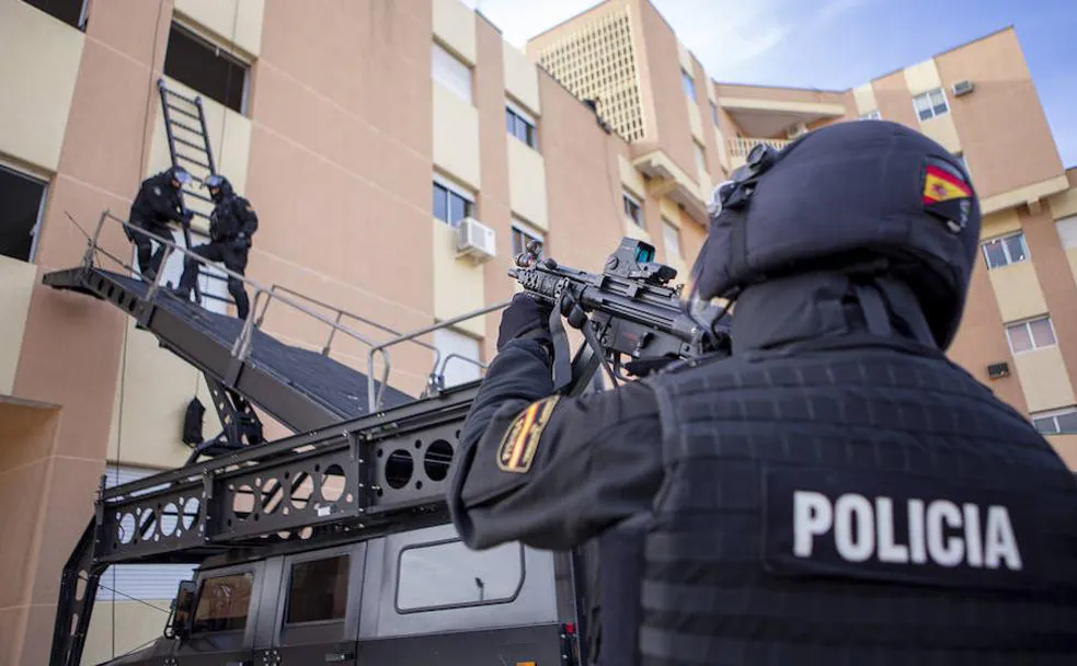 Un equipo de élite de la Policía efectúa una simulación. 