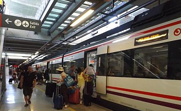 Una mujer con movilidad reducida tarda casi tres horas en salir de una estación por la avería del ascensor en Málaga