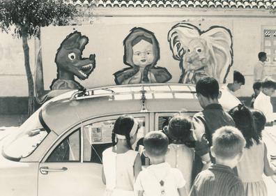 Imagen secundaria 1 - Miguel Pino, en una imagen de 1977 (abajo) y otra de su última etapa (arriba), junto a sus marionetas. Abajo, el coche de Miguel Pino, rodeado de niños.