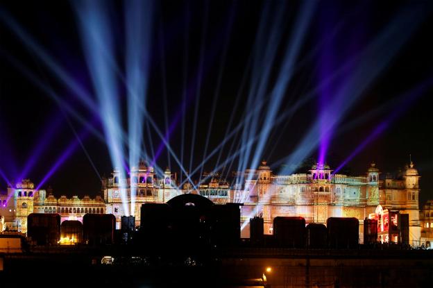 El palacio real de Udaipur, una suntuosa ciudad del Estado de Rajastán, a orillas del lago Pichola, albergó los fastos prenupciales. :: reuters