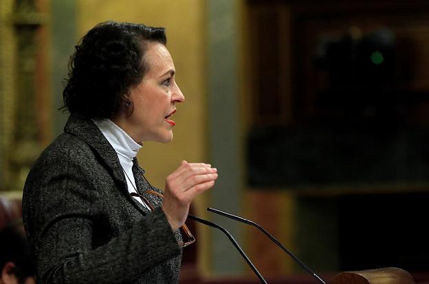 La ministra de Trabajo y Seguridad Social, Magdalena Valerio, ayer en el Pleno del Congreso. :: efe
