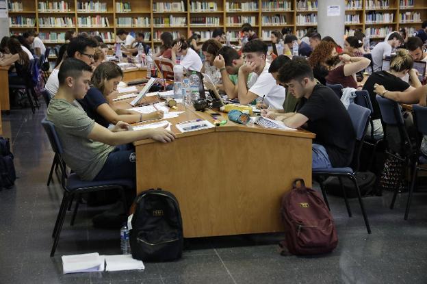 La universidad formará a 200.000 maestros más de los necesarios