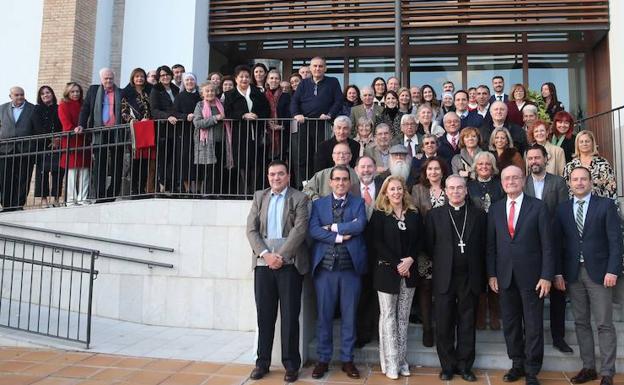 Pintores, representantes de las asociaciones solidarias y de las instituciones, en una foto de familia. 