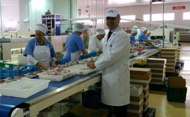 El director general, José Luis Olmedo en la fábrica de Estepa.