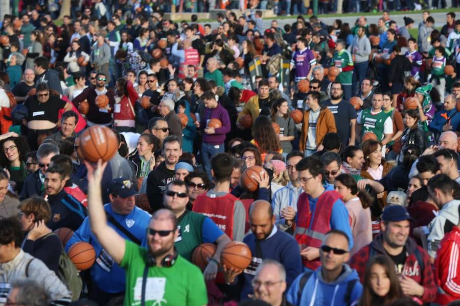 Las cuentas oficiales se quedaban en 6.558 personas botando el balón a la vez durante cinco minutos junto al Palacio de los Deportes José María Martín Carpena.