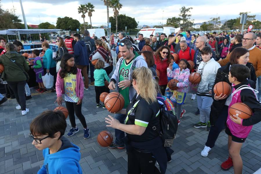 Las cuentas oficiales se quedaban en 6.558 personas botando el balón a la vez durante cinco minutos junto al Palacio de los Deportes José María Martín Carpena.