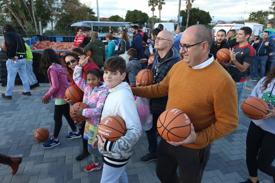 Las cuentas oficiales se quedaban en 6.558 personas botando el balón a la vez durante cinco minutos junto al Palacio de los Deportes José María Martín Carpena.