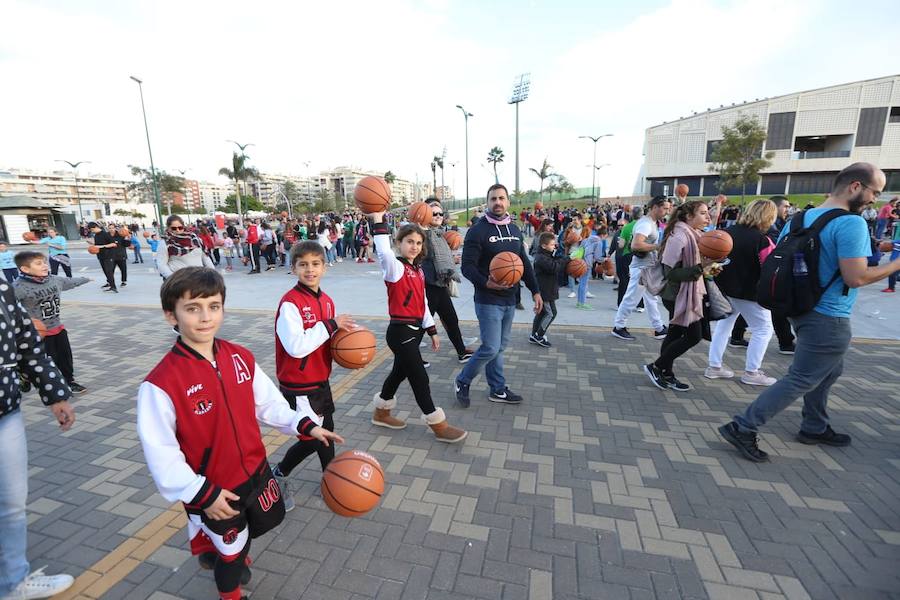 Las cuentas oficiales se quedaban en 6.558 personas botando el balón a la vez durante cinco minutos junto al Palacio de los Deportes José María Martín Carpena.