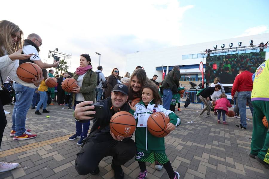 Las cuentas oficiales se quedaban en 6.558 personas botando el balón a la vez durante cinco minutos junto al Palacio de los Deportes José María Martín Carpena.