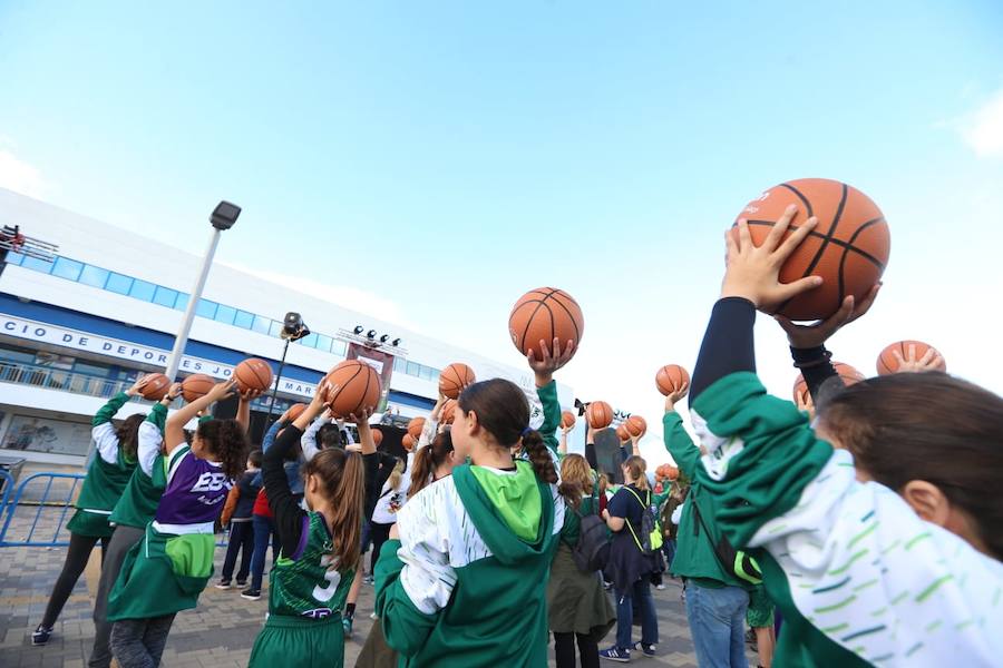 Las cuentas oficiales se quedaban en 6.558 personas botando el balón a la vez durante cinco minutos junto al Palacio de los Deportes José María Martín Carpena.