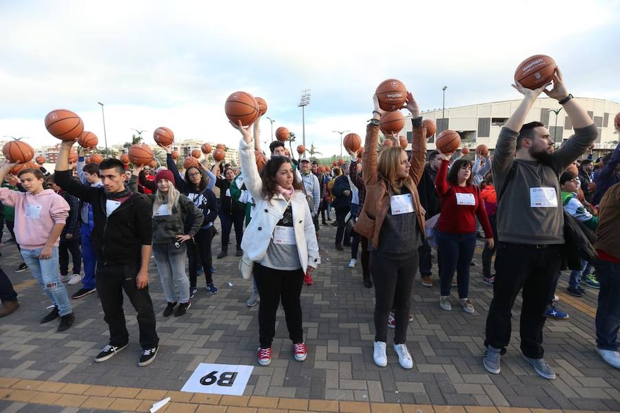 Las cuentas oficiales se quedaban en 6.558 personas botando el balón a la vez durante cinco minutos junto al Palacio de los Deportes José María Martín Carpena.