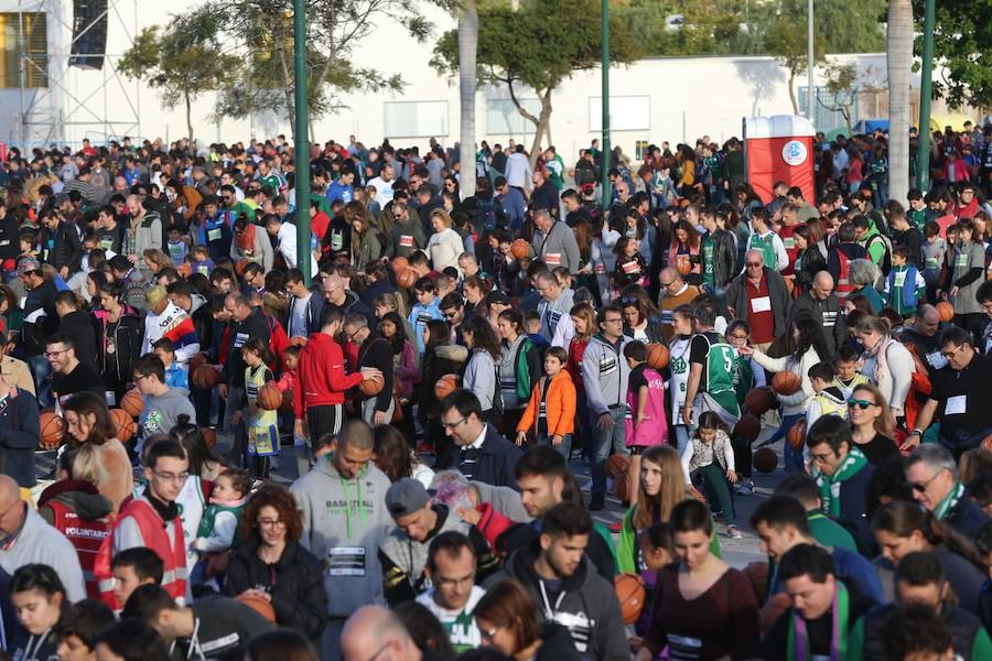 Las cuentas oficiales se quedaban en 6.558 personas botando el balón a la vez durante cinco minutos junto al Palacio de los Deportes José María Martín Carpena.