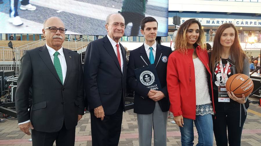 Las cuentas oficiales se quedaban en 6.558 personas botando el balón a la vez durante cinco minutos junto al Palacio de los Deportes José María Martín Carpena.