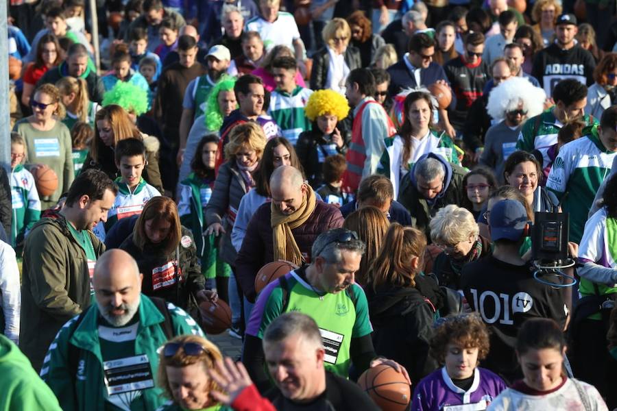 Las cuentas oficiales se quedaban en 6.558 personas botando el balón a la vez durante cinco minutos junto al Palacio de los Deportes José María Martín Carpena.