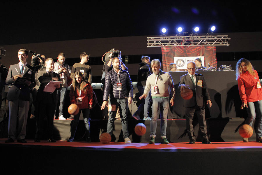 Las cuentas oficiales se quedaban en 6.558 personas botando el balón a la vez durante cinco minutos junto al Palacio de los Deportes José María Martín Carpena.