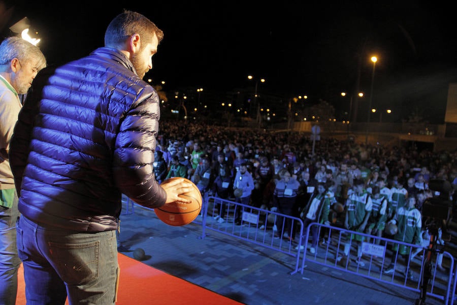 Las cuentas oficiales se quedaban en 6.558 personas botando el balón a la vez durante cinco minutos junto al Palacio de los Deportes José María Martín Carpena.