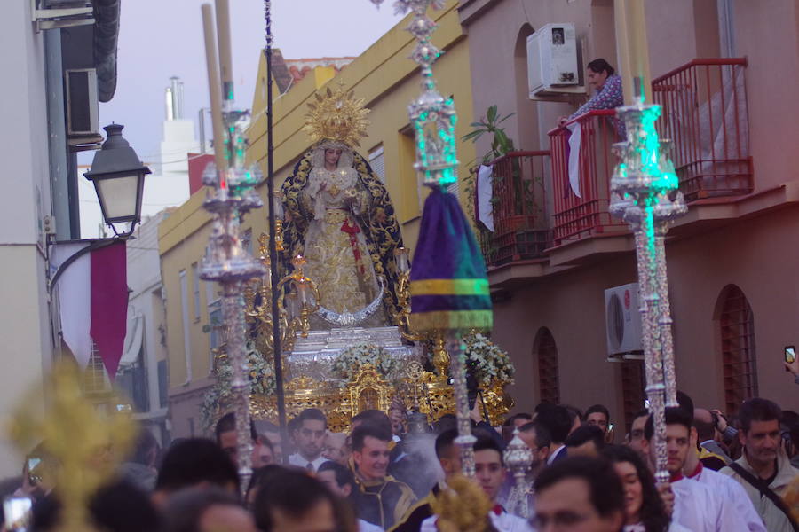 La titular mariana de la Cofradía del Cautivo ha recorrido su barrio en el trono de María Auxiliadora con motivo del 50 aniversario de su bendición.