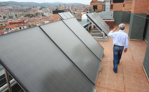 El autoconsumo doméstico mediante placas fotovoltaicas espera para despegar en Málaga.
