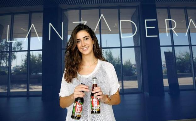 Lucía Mompó posa en la sede de Lanzadera con botellas de Malferida, refresco de cola que ha producido.