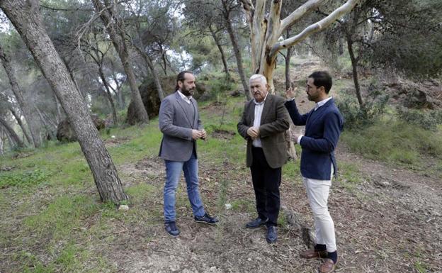 Juan Cassá, a la izquierda, ha visitado a primera hora de este lunes uno de los accesos al monte Gibralfaro.