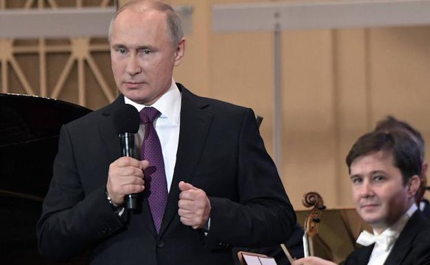 Vladimir Putin en un concierto de música clásica. 