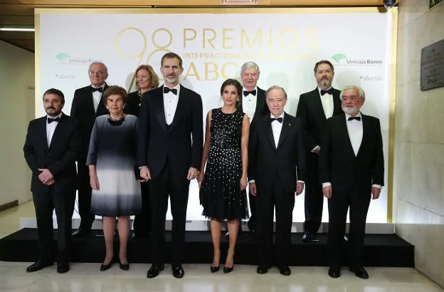 Foto de familia con los galardonados con los premios Mariano de Cavia, Luca de Tena y Mingote concedidos por 'ABC'. :: jaime garcía