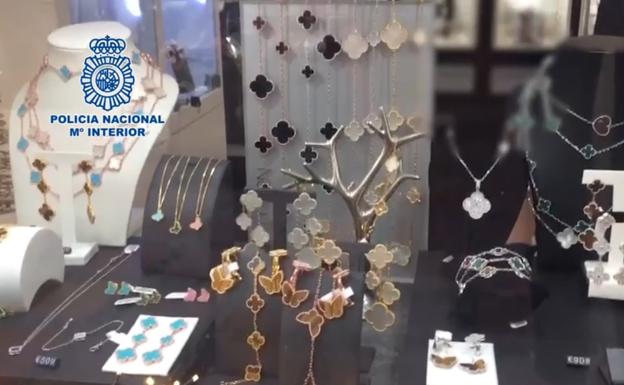 Dos detenidos en Marbella por comercializar réplicas de joyas de marcas internacionales