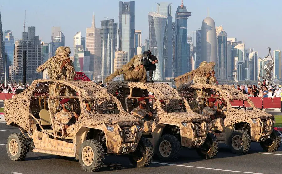 Las mejores imágenes del desfile militar y los fuegos artificiales que tuvieron lugar en Doha, la capital