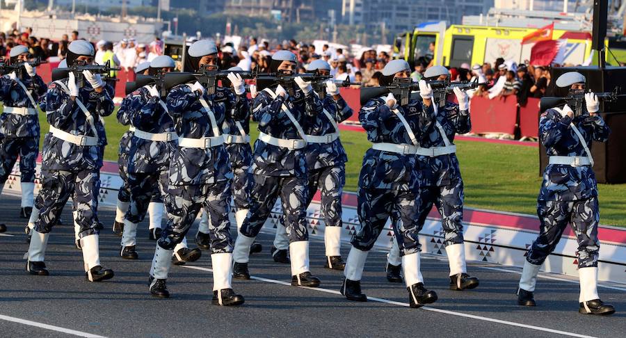 Las mejores imágenes del desfile militar y los fuegos artificiales que tuvieron lugar en Doha, la capital