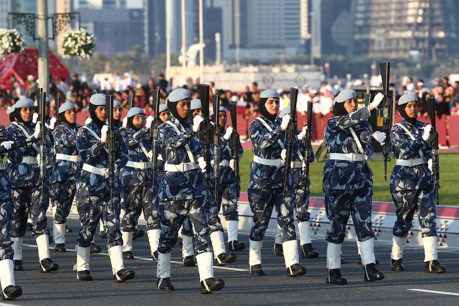 Las mejores imágenes del desfile militar y los fuegos artificiales que tuvieron lugar en Doha, la capital