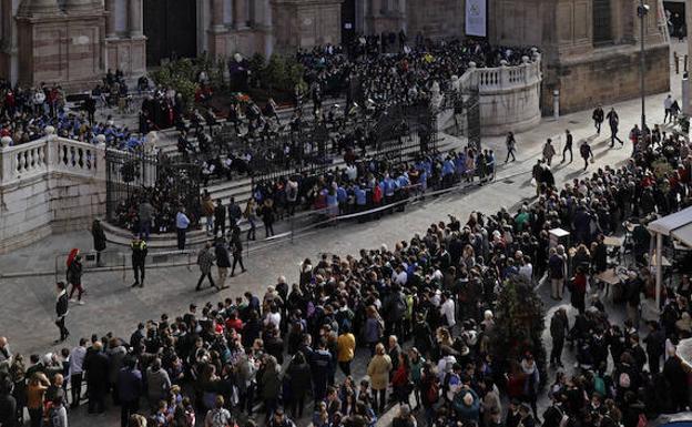 Los niños ocuparon el atrio de la Catedral frente a la atenta mirada de viandantes y turistas. 