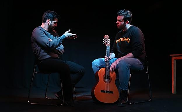Fran Perea con uno de los candidatos, en el Centro de Cultura Activa Pedro Aparicio 
