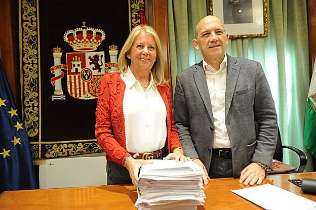 Ángeles Muñoz y el edil de Hacienda, Manuel Osorio. 