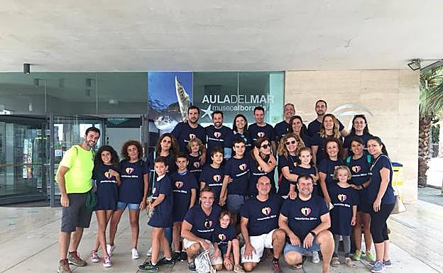 Voluntarios en la limpieza de playas. 