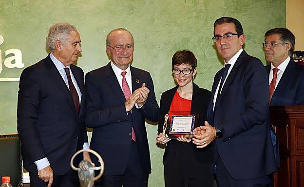 La periodista Laura Marta Loriente, en el momento de recibir el premio.