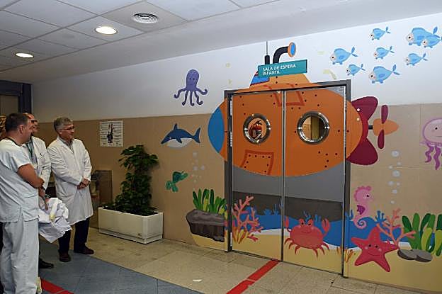 Parte de la decoración que desde ayer luce el hospital. 