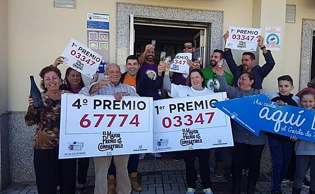 Imagen principal - Arriba, en la administración de calle Barlovento celebran el Gordo y uno de los quintos que han entregado. Abajo, a la izquierda, administración agraciada con el quinto 18596 en calle Franz Kafka. A la derecha, ambiente festivo el Almáchar, donde ha caído El Gordo.